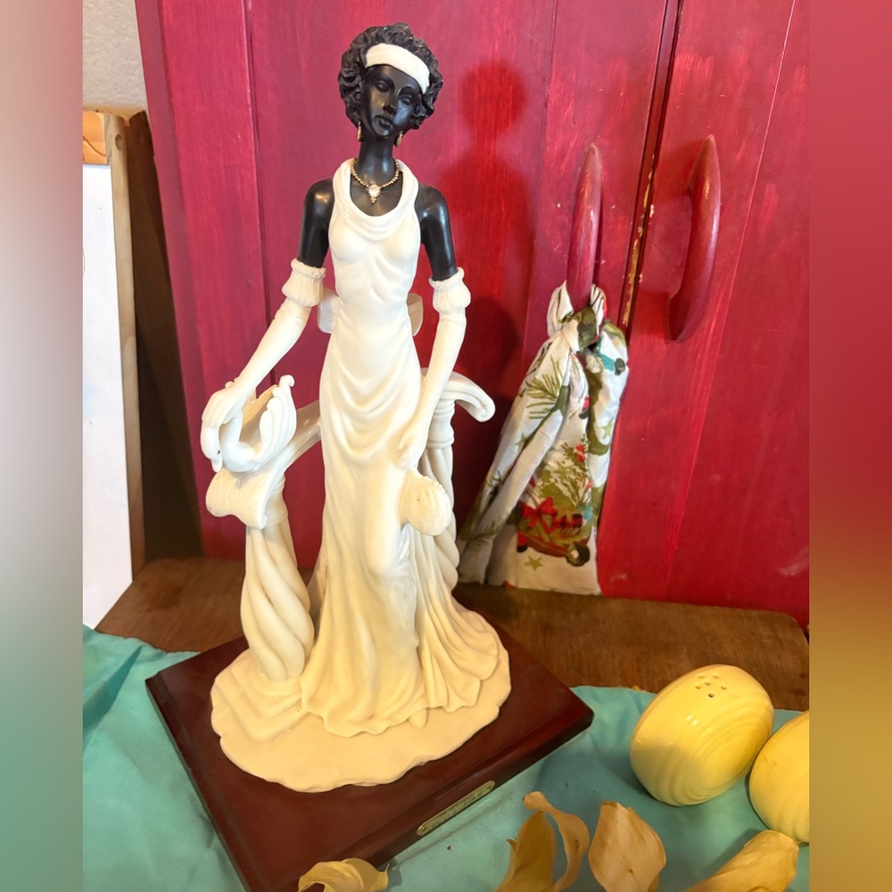 La Verona Elegant Lady 14.5" Tall